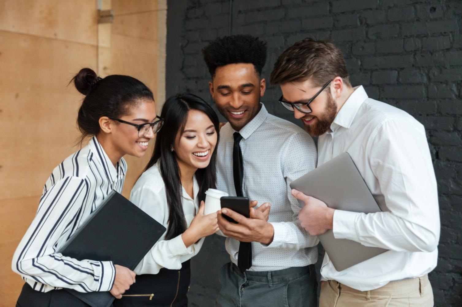 Entwickler arbeitet an Mobile Game Library Code auf mehreren Monitoren