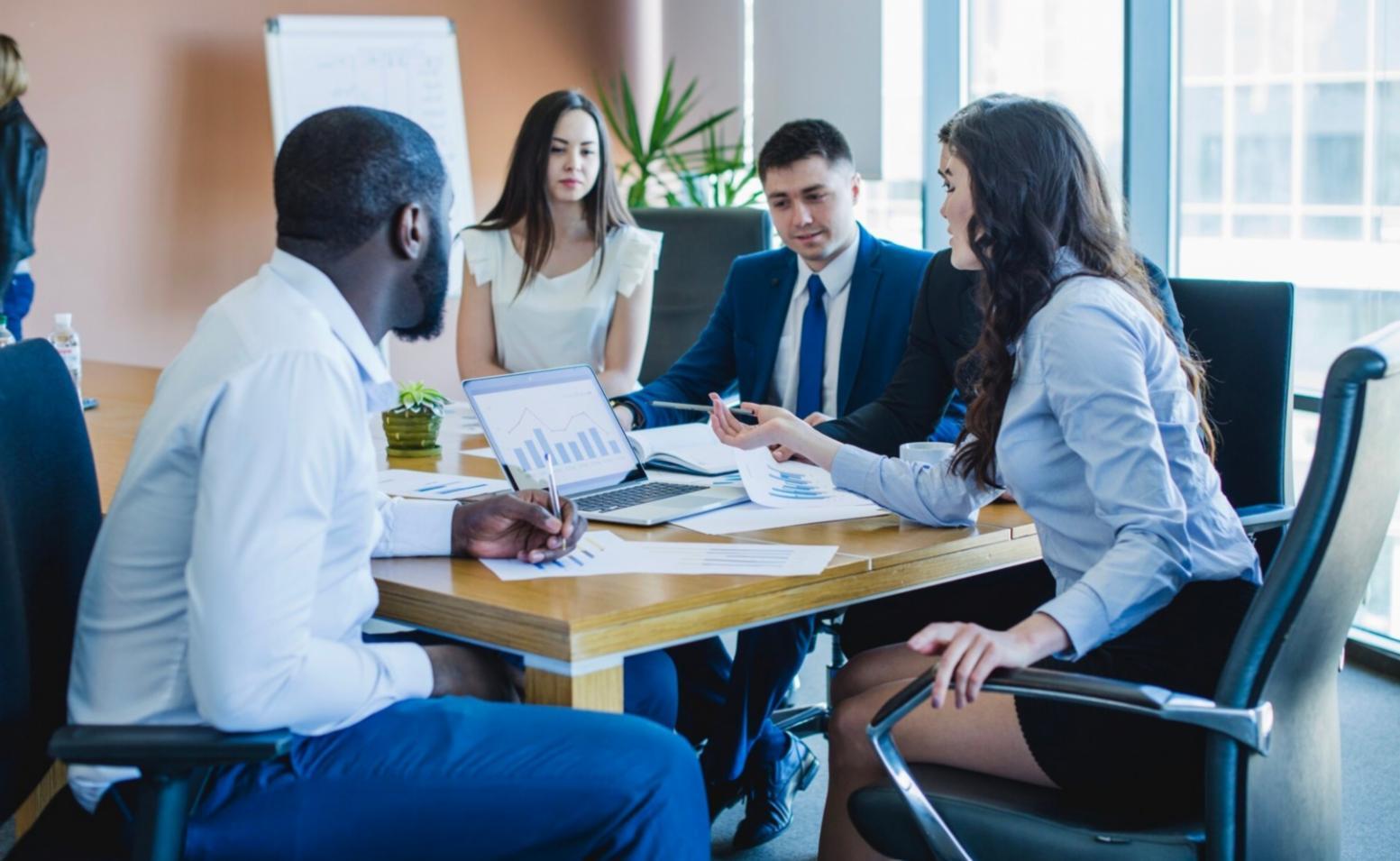 Moderner Schulungsraum mit Entwicklerarbeitsplätzen
