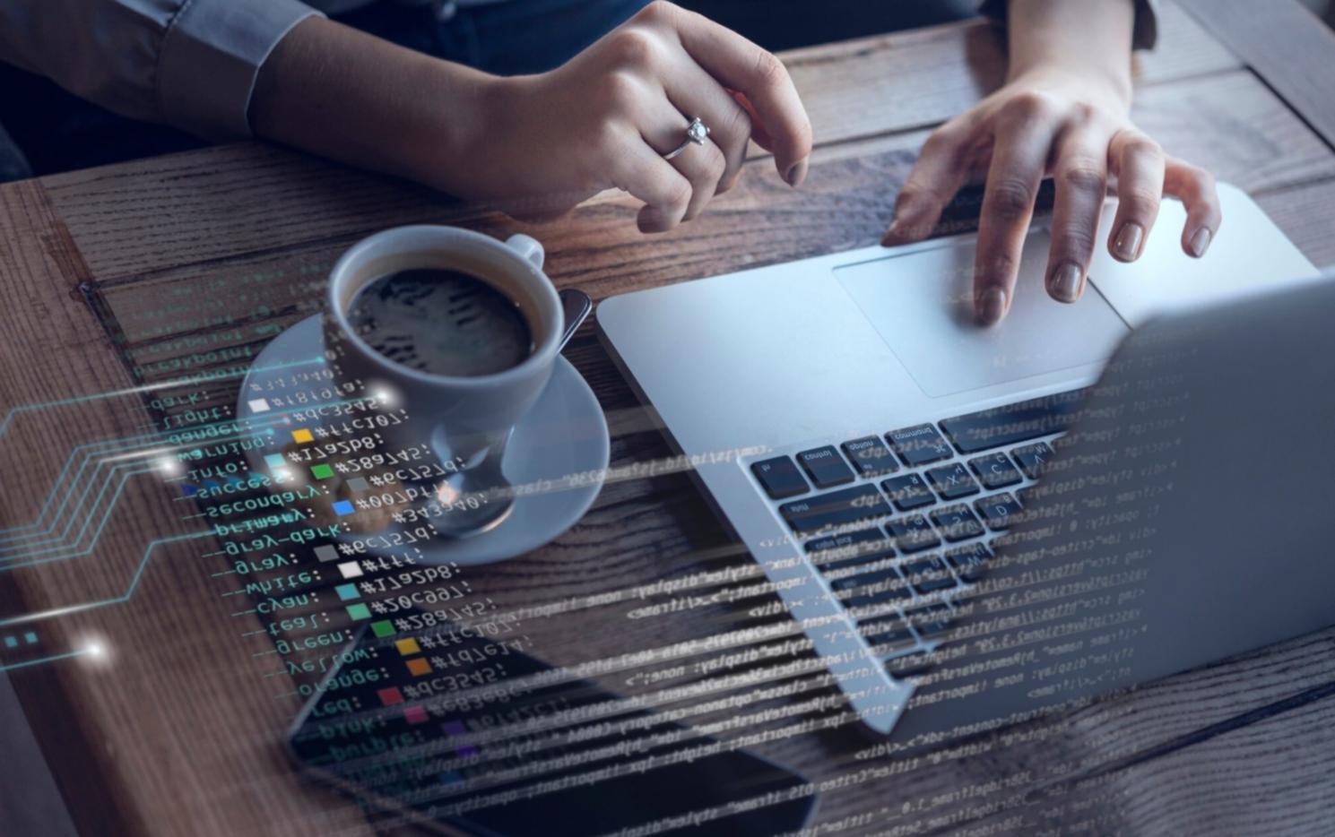 Teilnehmer bei der praktischen Spieleentwicklung im Kursraum